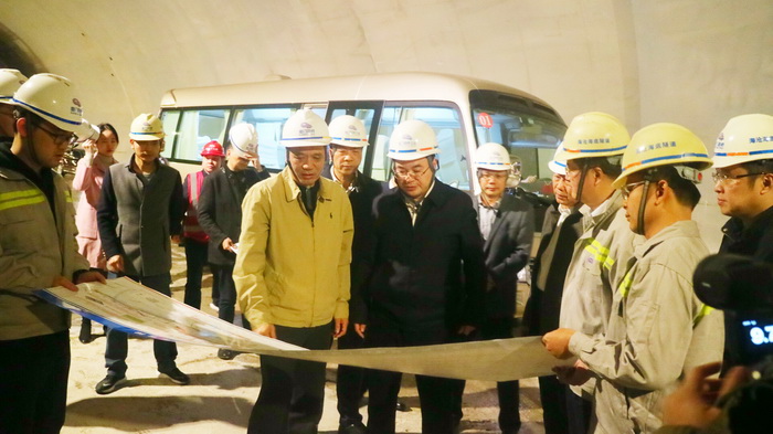 0121【工程公司】省委常委、市委書(shū)記胡昌升檢查海滄隧道安全生產(chǎn)工作-1_調整大小.jpg