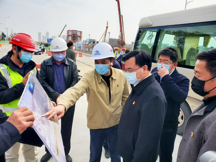 0212【工程公司】省委常委、市委書(shū)記胡昌升一行調研第二東通道工程復工、防疫工作_調整大小.jpg